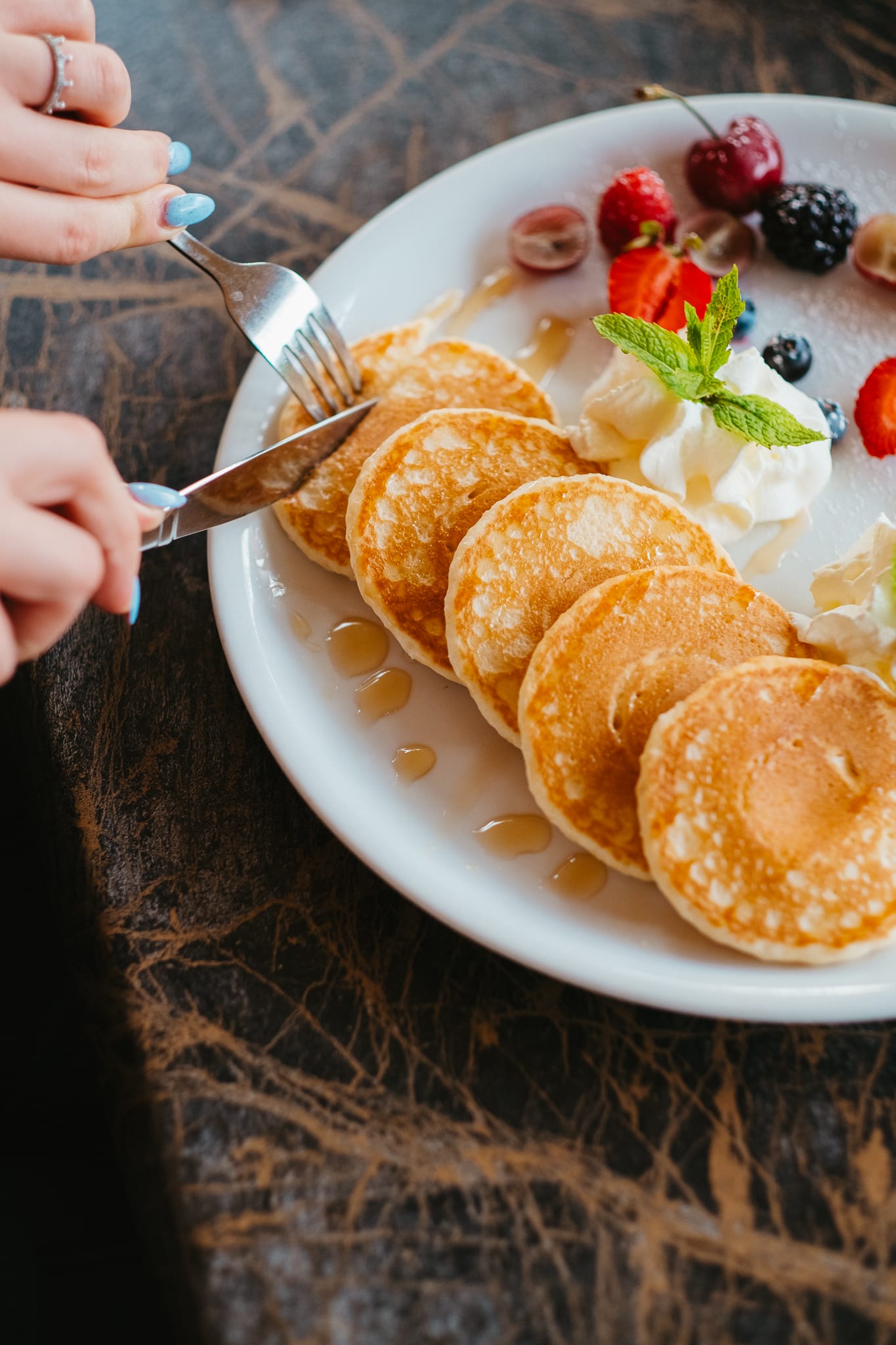 Pancakes z owocami, bitą śmietaną i syropem