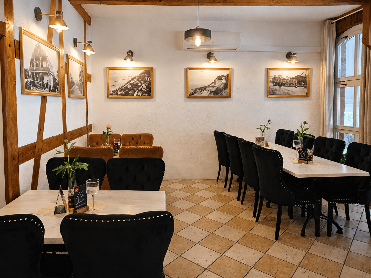 Sala restauracyjna Ustronianki z drewnianymi belkami, klimatyzacją i stolikami pod ścianą ze zdjęciami